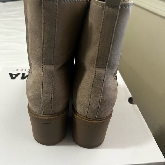 Sonoma Tan Heeled Boots with Elastic Panels - Picture 3 of 3